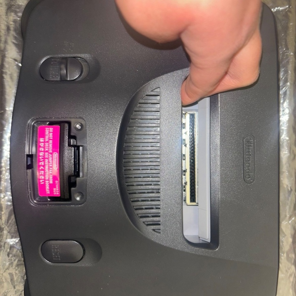 Nintendo 64 with Controllers & Adapter - Picture 9 of 12